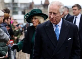 Carlos III reaparece en público para cumplir compromisos reales