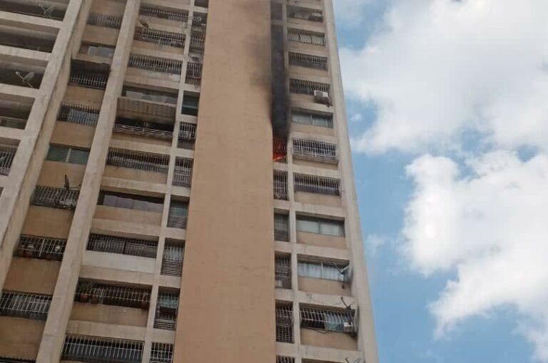 Reportan incendio de un apartamento en Caracas este #30Abr (+Video)