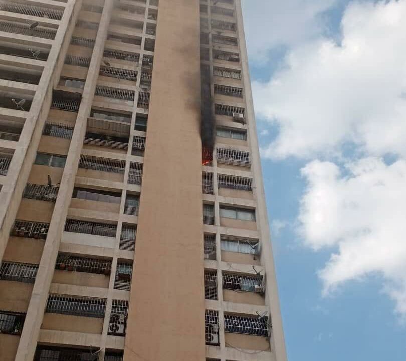 Reportan incendio de un apartamento en Caracas este #30Abr (+Video) | Diario 2001