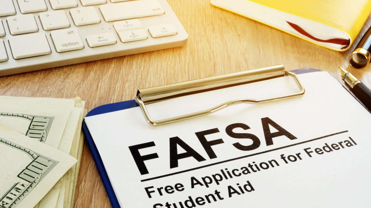¿Qué es la FAFSA?: Conoce sus requisitos y cómo aplicar a su beneficio en EEUU