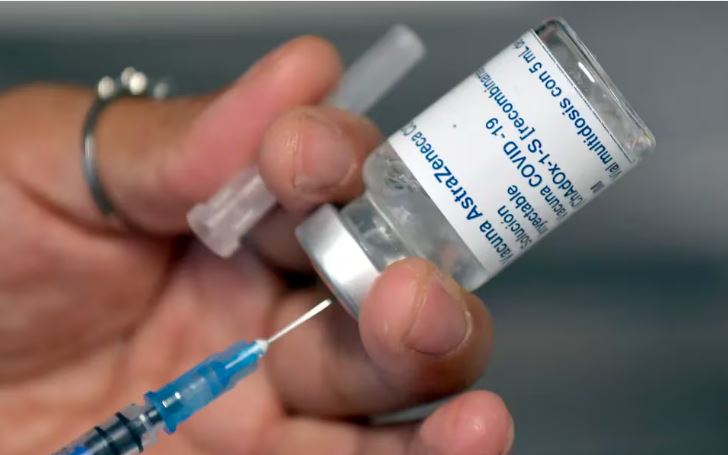 AstraZeneca revela efectos que causa su vacuna tras juicio en Reino Unido (+Detalle)