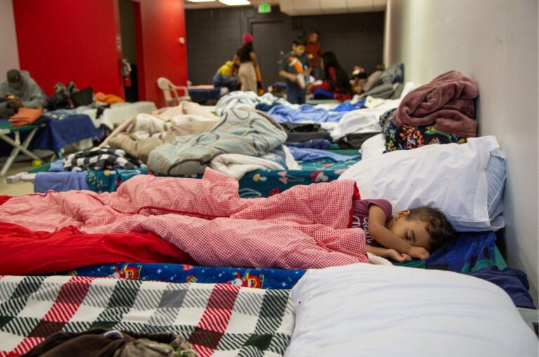 Denver cambia política de ayuda a migrantes (+Detalles)