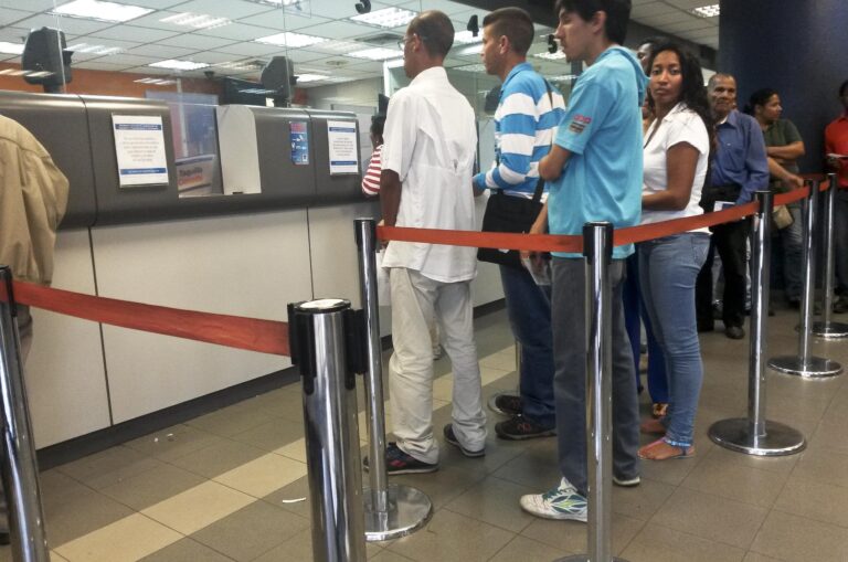 Bancos en Venezuela entregan dólares por taquilla y estos son los requisitos