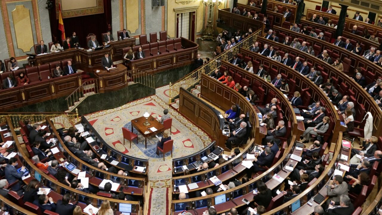España debate propuesta para regularizar a todos los migrantes ilegales