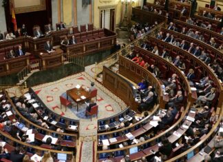 España debate propuesta para regularizar a todos los migrantes ilegales