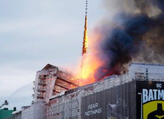 Reportan incendio en edificio de la Bolsa de Copenhague (+Videos)
