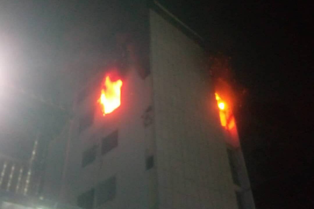 Reportan incendio en San Bernardino frente a Clínicas Caracas