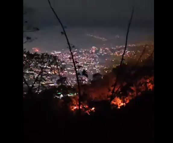 Aseguran que incendios en Caracas fueron provocados