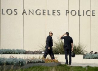 Un bebé es lanzado del vehículo durante una pelea familiar en Los Ángeles