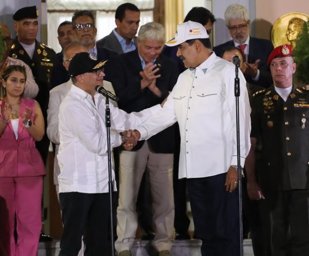 Petro y Maduro se comprometen a trabajar por la paz política