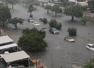 Cae vehículo en un canal de aguas en Maracay (+Imágenes)