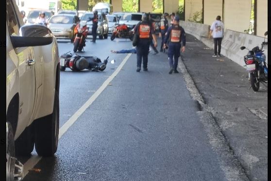 Mujer falleció tras impactar su moto contra una camioneta