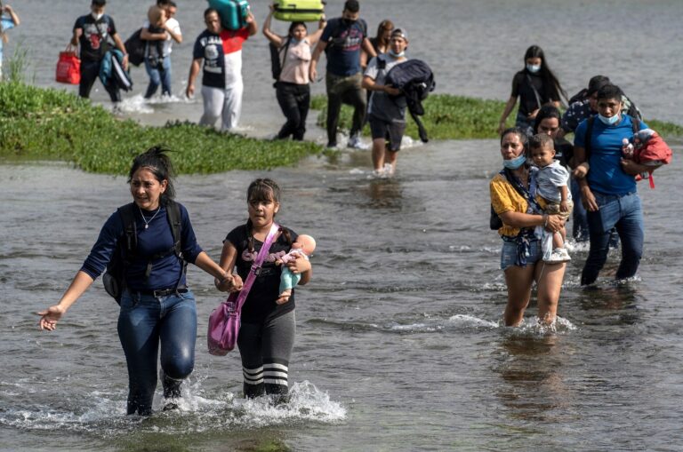 Gobernador de Texas lanza importante advertencias a migrantes que cruzan el río Bravo (+Video)
