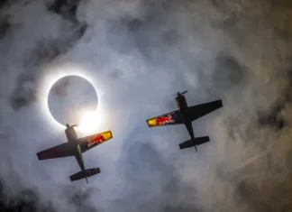 Pilotos de Red Bull realizan acrobacias durante eclipse solar (+Imágenes)
