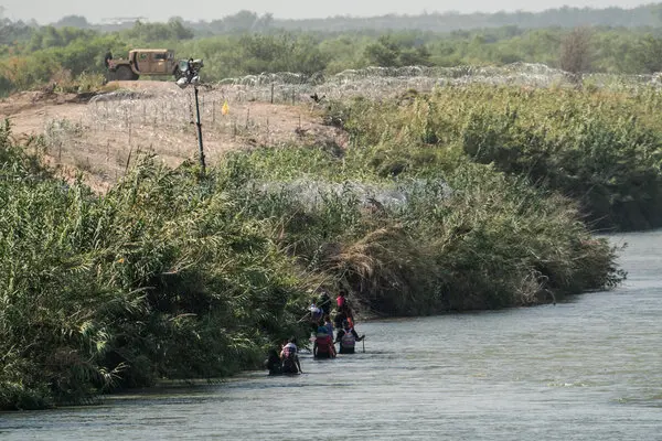Capturan a migrante en carretera de Texas (+Video)