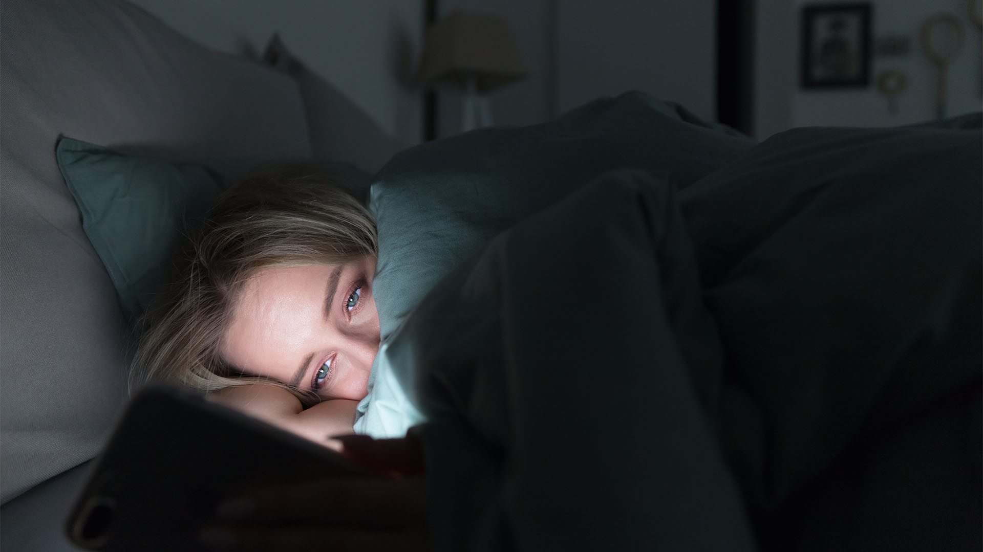 Usar el teléfono antes de dormir puede ser perjudicial