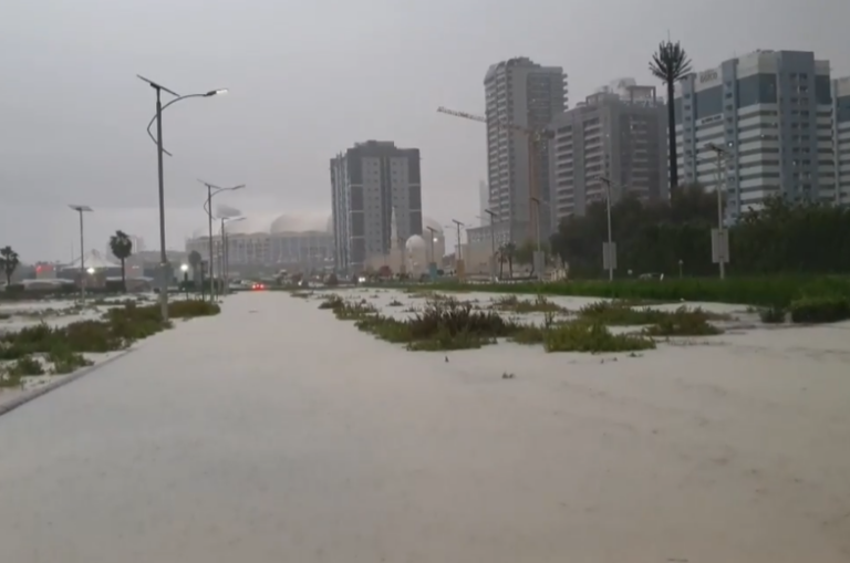 Inundaciones paralizan aeropuerto en Dubái  (+Video)