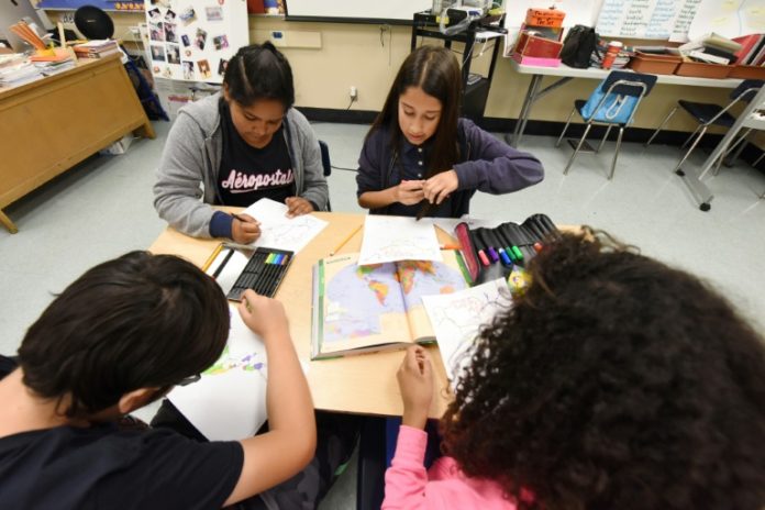 El pago mensual que ofrece California a latinos que hablan español