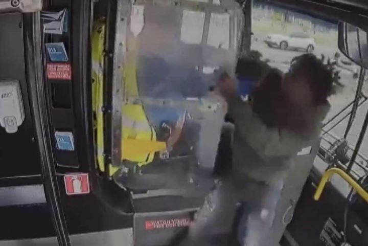 EEUU| Detienen a pasajero tras golpear al conductor y chocar el bus contra un edificio