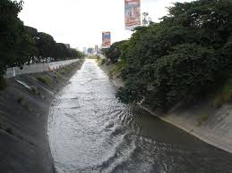 Realizan maniobras para rescatar cadáver del río Guaire (+Imágenes)