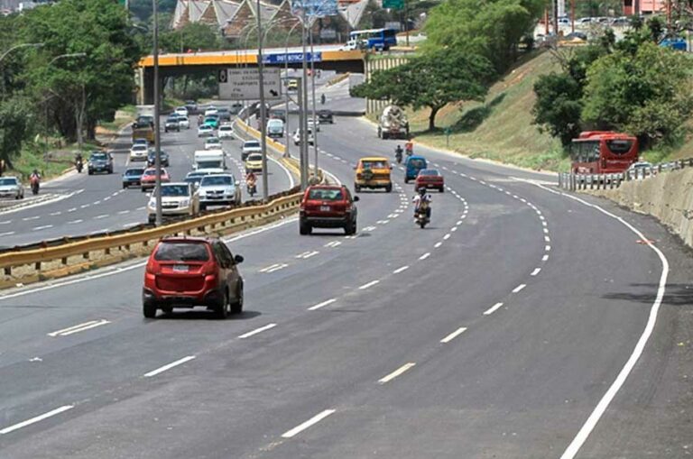 Autobús cae al vacío en la carretera Petare -Guarenas (+Video)