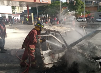 Reportan incendio de vehículo en avenida Nueva Granada de Caracas
