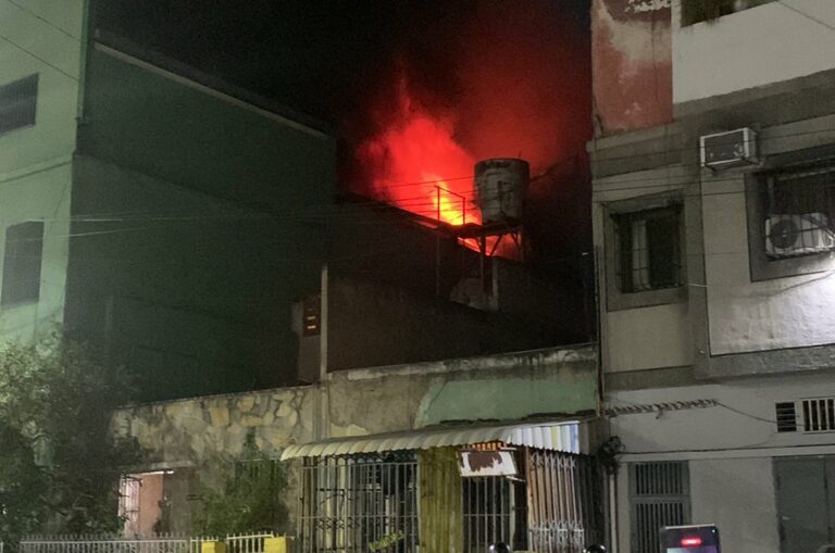 Reportan incendio en una fábrica de zapatos en Catia la noche de este lunes #29Abr (+Videos)
