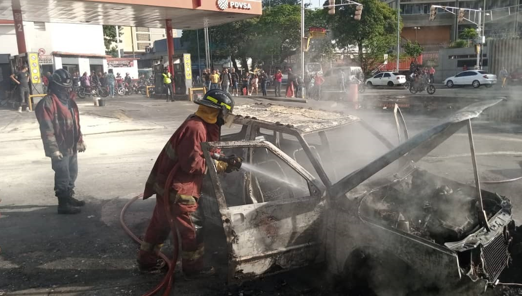 Reportan incendio de vehículo en avenida Nueva Granada de Caracas