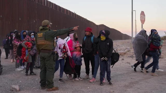 Detenciones de migrantes se reducen en la frontera de EEUU