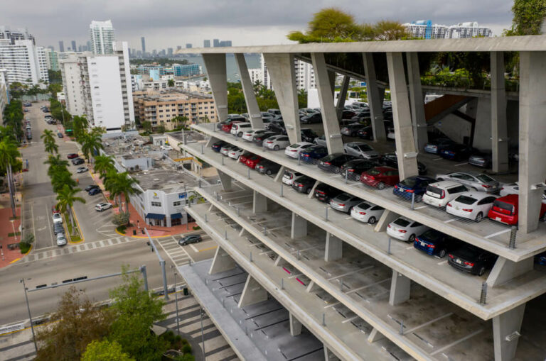 ¿De qué trata la nueva ley que regula estacionamientos de Florida y cuándo entra en vigencia?