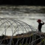 Imputan a migrantes por cruzar el alambrado en Texas: ¿Cuál sería su sentencia?
