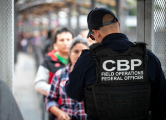 EEUU | Tiktoker grabó como tres hombres pidieron asilo a la CBP en la frontera (+Video)