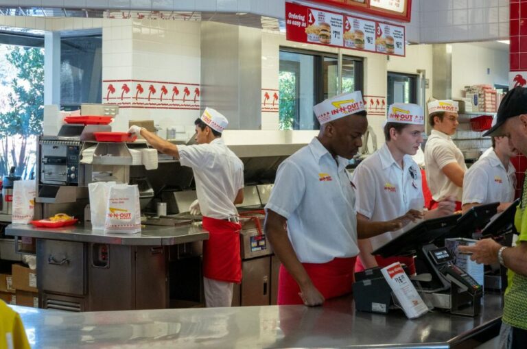 EEUU | Cadenas de comida rápida en California aumentaron sus precios antes del nuevo salario (+Detalles)