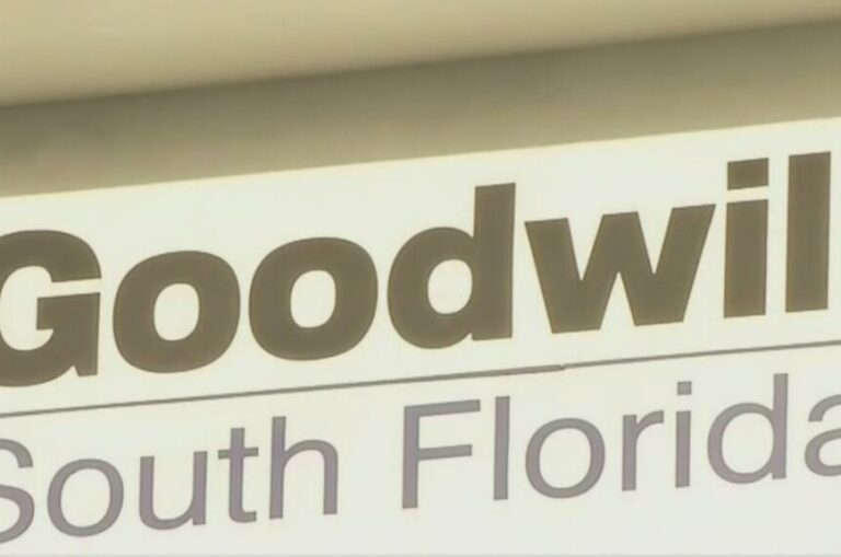 Florida | Hombre intentó grabar a mujer mientras se desvestía en una tienda de ropa