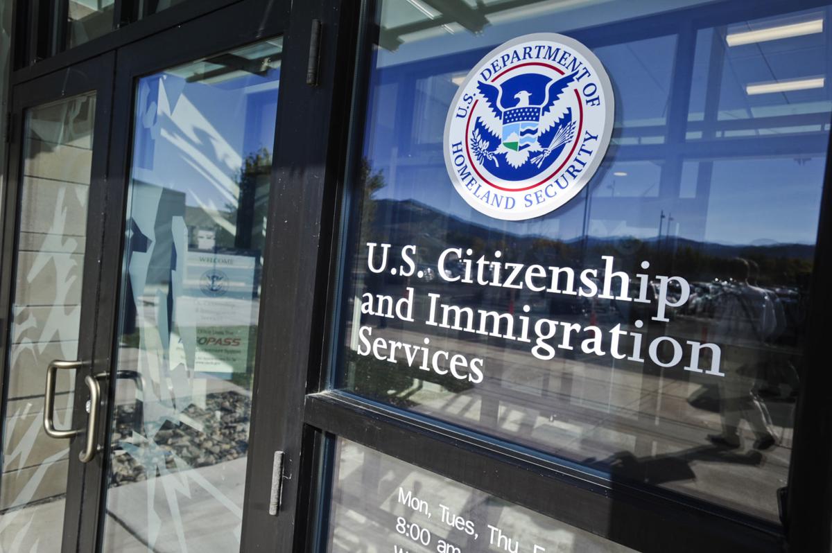 ¿Cómo puedo revisar el estatus de mi caso de migración en EEUU?