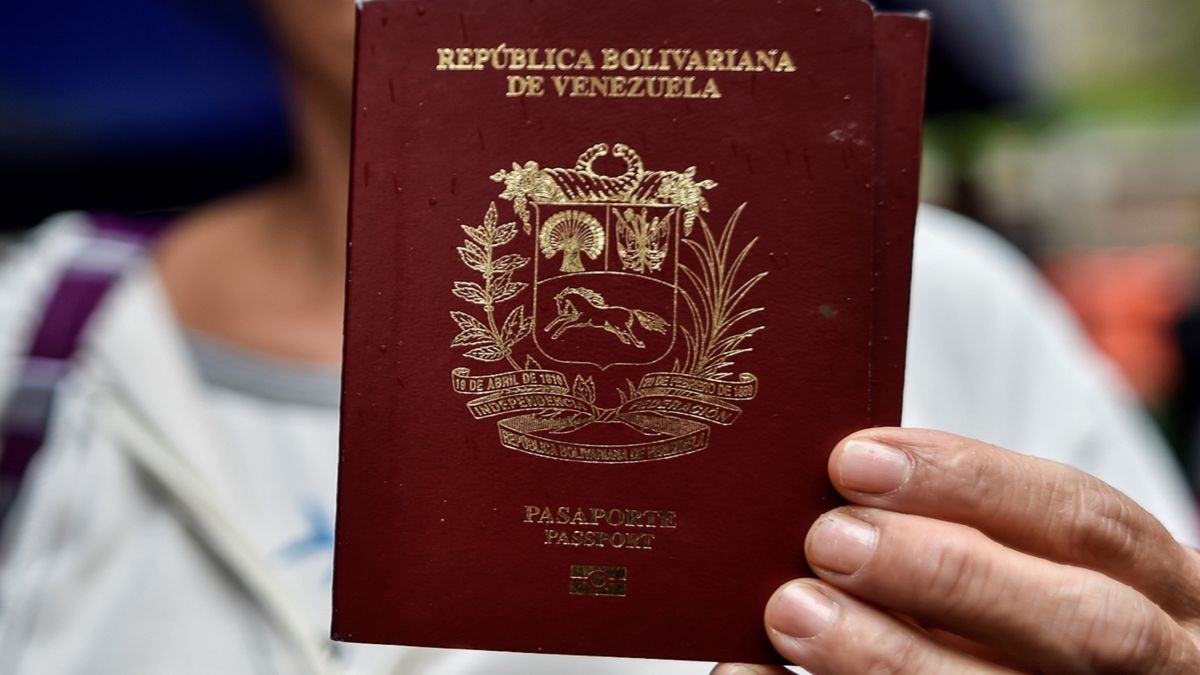 ¿Cómo retirar su pasaporte venezolano por desvío consular? (+Pasos)