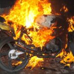 Moto se prende en llamas mientras surtía combustible en La Guaira (+Video)