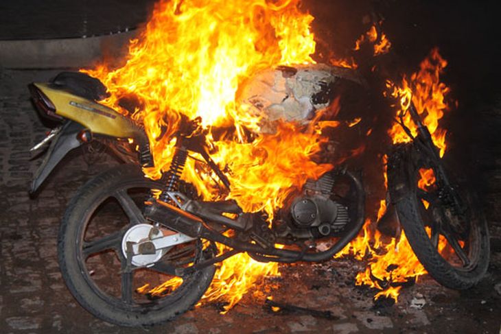 Moto se prende en llamas mientras surtía combustible en La Guaira (+Video)