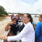 LO ÚLTIMO: María Corina Machado cruzó el río en curiara para llegar a Apure (+IMÁGENES)
