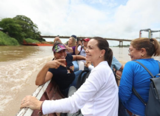 LO ÚLTIMO: María Corina Machado cruzó el río en curiara para llegar a Apure (+IMÁGENES)