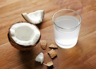 Cómo consumir agua de coco para absorber sus nutrientes