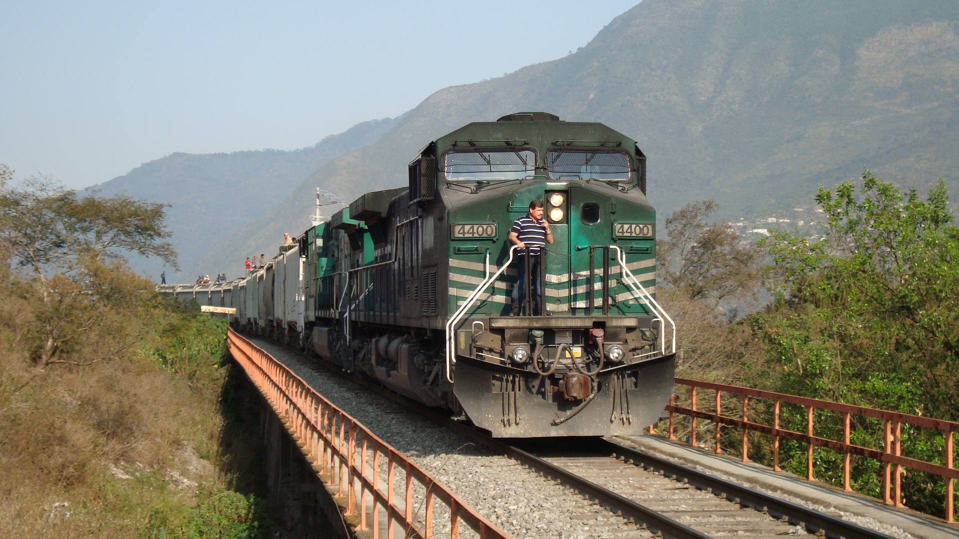 Muere modelo venezolana arrollada por un tren en México