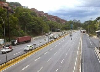 Reparan falla en la autopista Gran Mariscal de Ayacucho