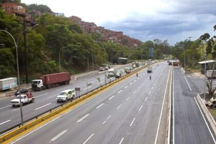 Reparan falla en la autopista Gran Mariscal de Ayacucho | Diario 2001