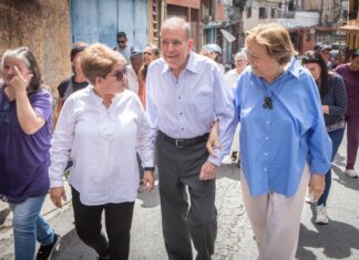 Edmundo González y su esposa se reúnen con adultos mayores