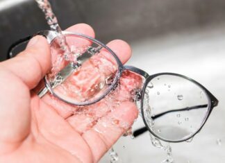 Los mejores trucos caseros para limpiar los cristales de los lentes