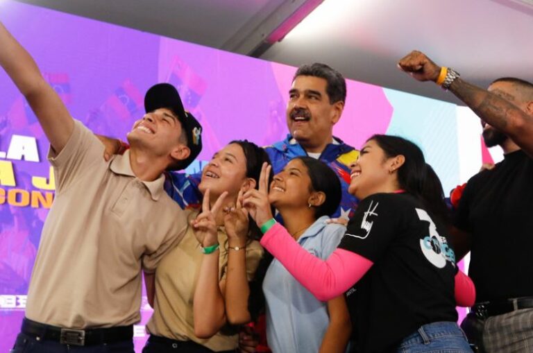 Maduro ordena al Banco de Venezuela a entregar más de 40 mil financiamientos a jóvenes emprendedores (+CrediJoven)