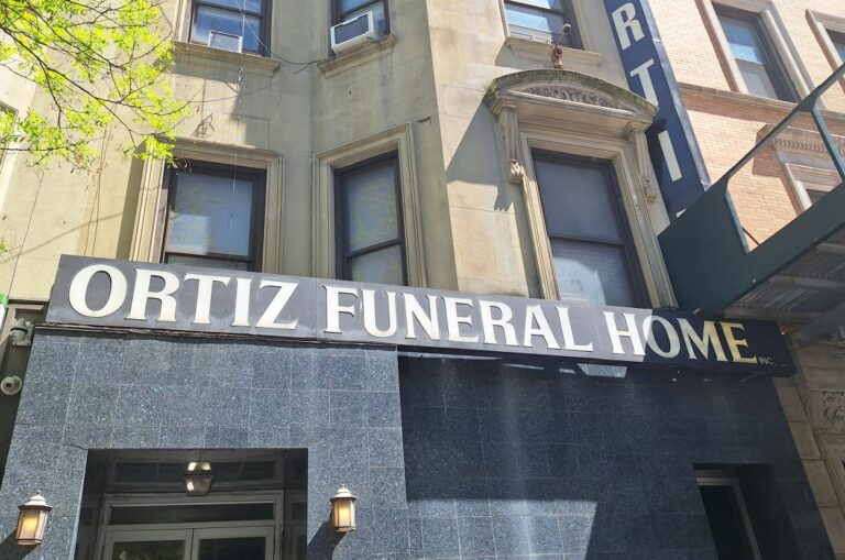 Nueva York | Demandan a funeraria por supuestas 