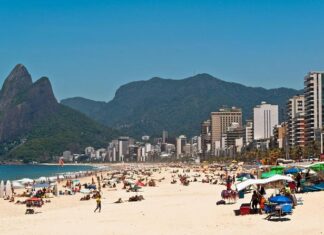 Ola gigantesca impacta a bañistas en Brasil (+Video)