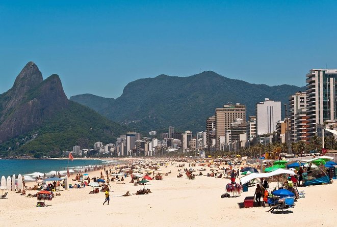 Ola gigantesca impacta a bañistas en Brasil (+Video)